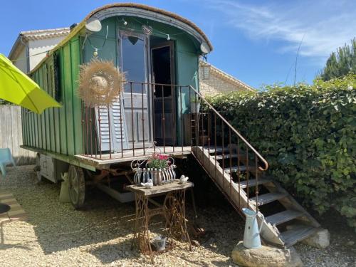 Une roulotte à la campagne - Chambre d'hôtes - Saint-Just-et-Vacquières