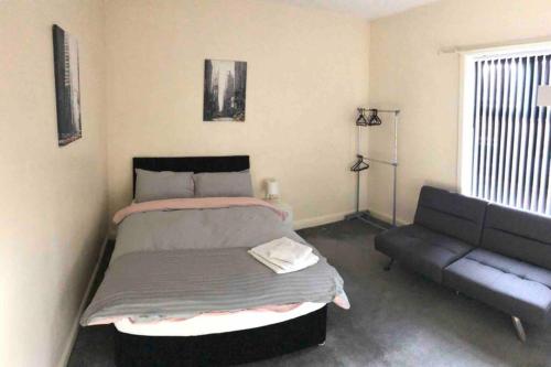 Manchester Lounge 4/BR house Stockport Airport