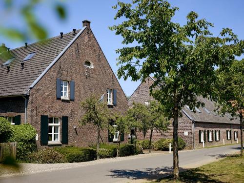 Sprawling Farmhouse in Baarlo with Hot Tub Private Garden - image 4