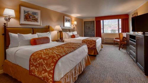 Queen Room with Two Queen Beds with Red Rock View - Disability Access - Non smoking