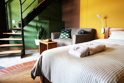 1 king bed, 1 queen bed, 1 twin bed