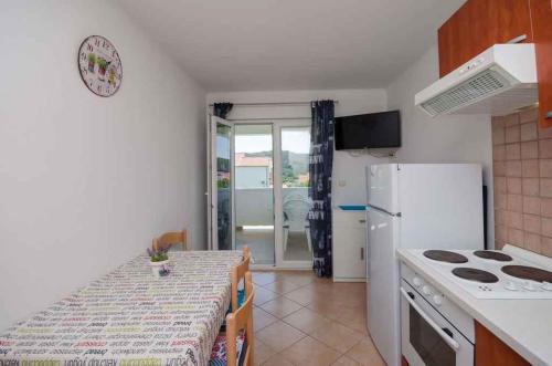  Two-Bedroom Apartment Lopar near Sea in Lopar