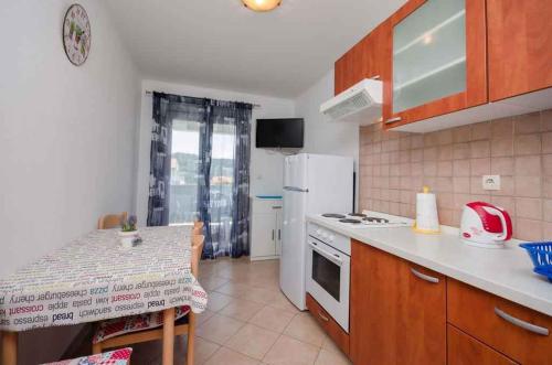  Two-Bedroom Apartment Lopar near Sea in Lopar