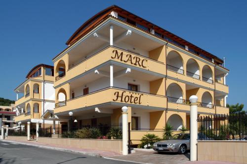 Marc Hotel - 출입구