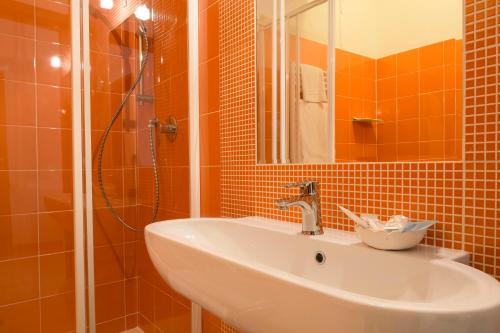 Double Room image 5