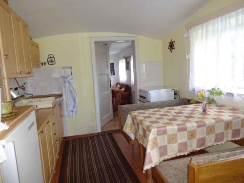 Kitchen, Rekreacni dum s velkou zahradu a venkovnim bazen in Frydlant