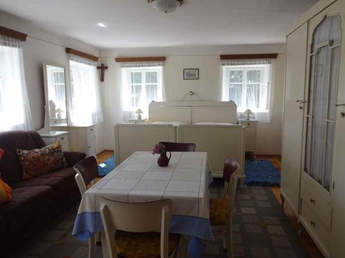 Rekreacni dum s velkou zahradu a venkovnim bazen in Frydlant