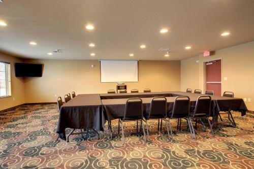 Stanton Inn and Suites - image 3