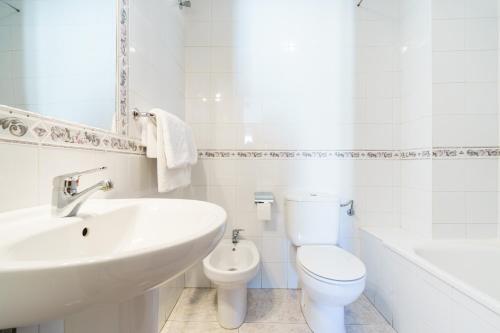 Double or Twin Room image 8
