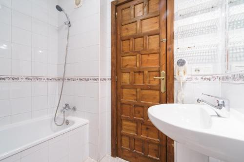 Double or Twin Room image 3