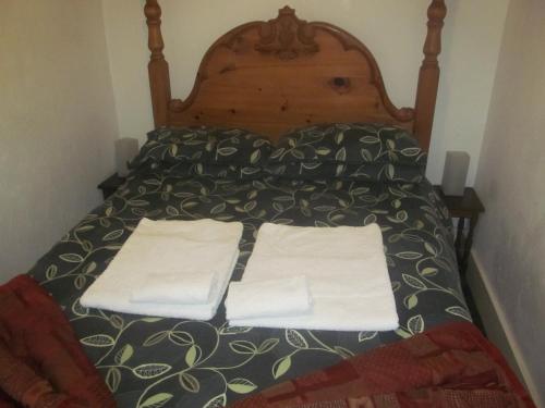 1 queen bed, 1 twin bed
