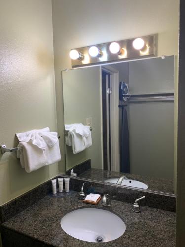 Radisson Hotel West Sacramento - image 4