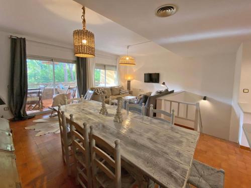 FridaysFlats Spacious Apartment Pals Beach And Golf - image 9
