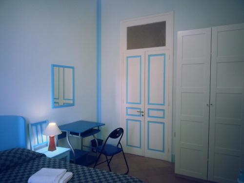 Deluxe Three-Bedroom Apartment image 10
