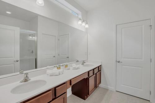 8BR Mansion - Family Luxury Resort - Private Pool and Games Room!