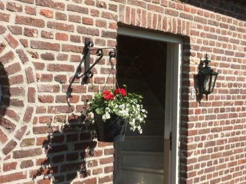 Romantic Holiday Home in Baarlo with Wood-fired Hot Tub - image 3