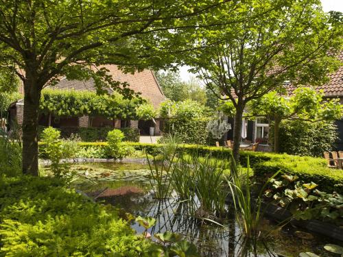 Romantic Holiday Home in Baarlo with Wood-fired Hot Tub - image 7