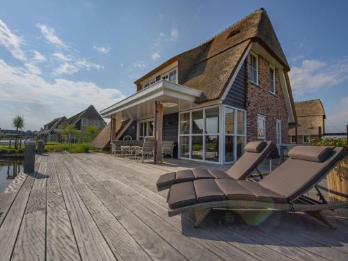  Beautiful villa with sunshower and terrace at the Tjeukemeer, Pension in Delfstrahuizen bei Ossenzijl