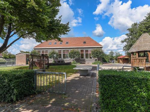 Beautiful wooden chalet in Veenhoop on the water - image 2