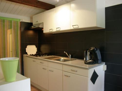 virtuve, Chalet in Ootmarsum on Kuiperberg in Dinkelland