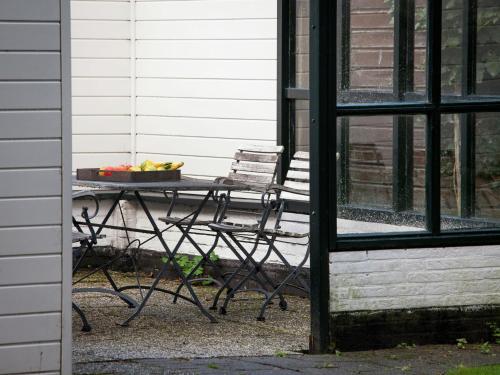 Fairytale Cottage in Nes Friesland with garden and terrace - main image