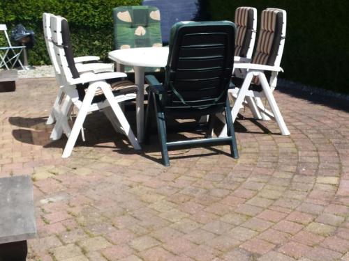 Cozy chalet with a barbecue, near the Wadden Sea
