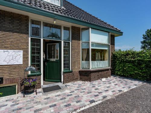  Quaint Holiday Home in Friesland by the Lake in Scherpenzeel