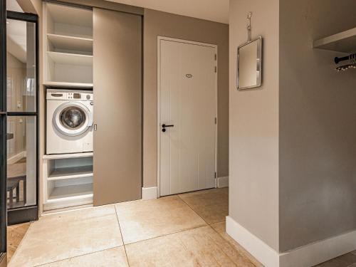 Charming Holiday Home in Nijverdal with Jacuzzi - image 7