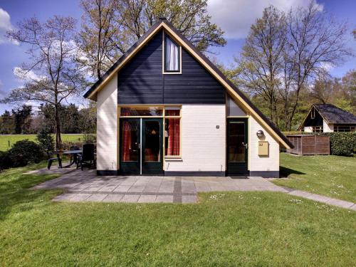 Cozy holiday home with a bubble bath near Zwolle - image 4