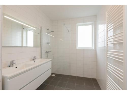 Luxury 3-person apartment within walking distance of the beach in Zoutelande - image 2