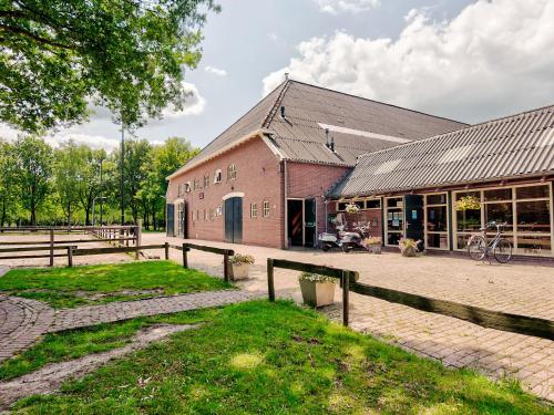  Restful Holiday Home with a Private Terrace and hottub, Pension in Veendam bei Scheemda