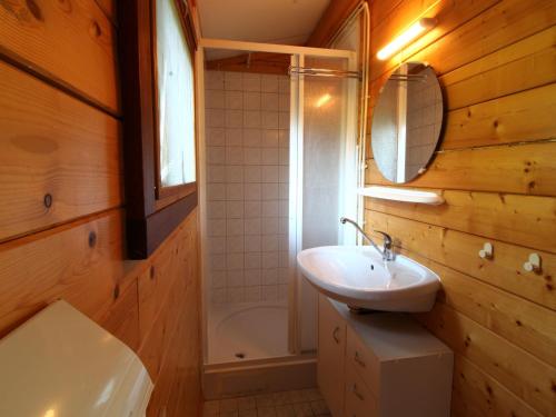Bathroom, Cozy chalet with gas fireplace, in the Achterhoek in Buitengebied Oostmarsum-West