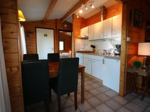 virtuve, Chalet in Netherlands with Private Garden in Dinkelland