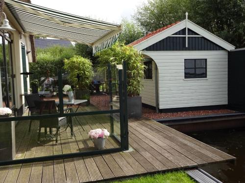 Attractive holiday home with jetty