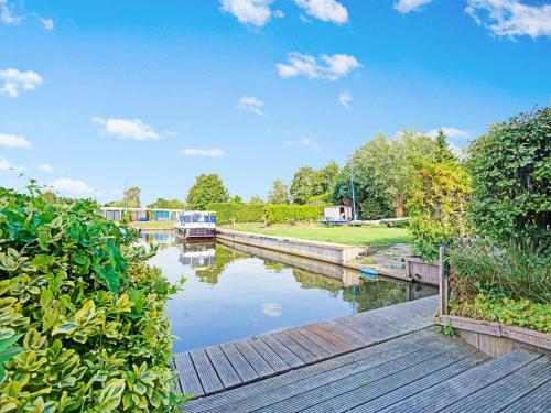 Detached house on the water with jetty in Langweer Frl