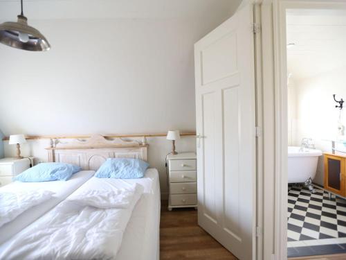 Beautiful villa with garden near the Wadden Sea - image 4