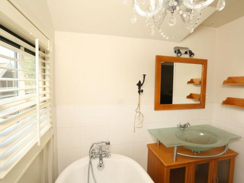 Beautiful villa with garden near the Wadden Sea - image 9