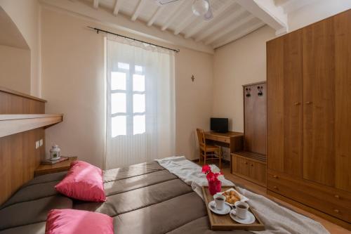 Double or Twin Room with Private Bathroom image 9