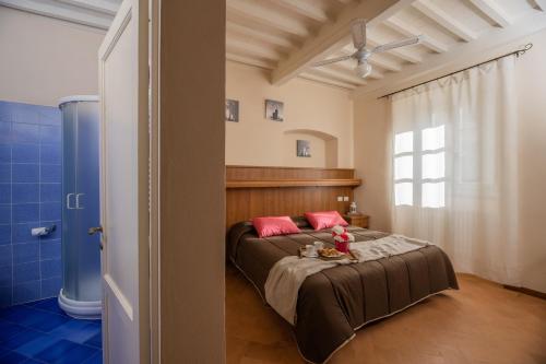 Double or Twin Room with Private Bathroom image 8