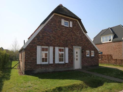  Nice, child friendly villa with a sauna in Limburg, Pension in Roggel