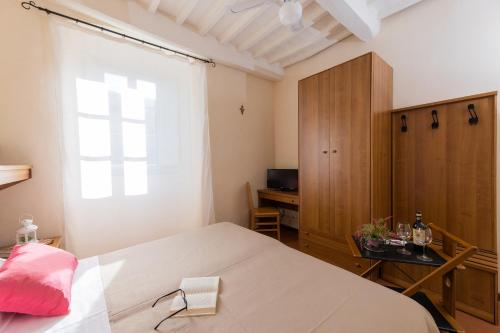 Double or Twin Room with Private Bathroom image 6