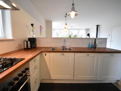 Cozinha, Bungalow in Kamperland near Water Sports in Kamperland