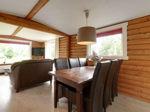 Wooden tree trunk bungalow at fish pond in Hoge Hexel optional with hot tub - image 6
