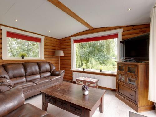  Wooden tree trunk bungalow at fish pond in Hoge Hexel optional with hot tub in De Kolonie