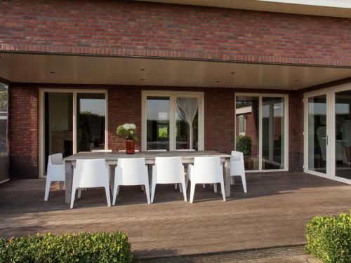  Luxurious holiday home with wellness, in the middle of the North Brabant nature reserve near Leende, Pension in Leende