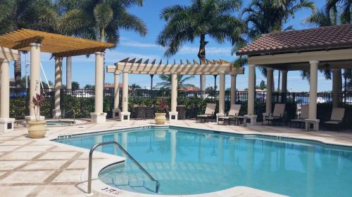 Luxury 3 Bed Condo at Popular Esplanade Overlooking Smokehouse Bay - image 26