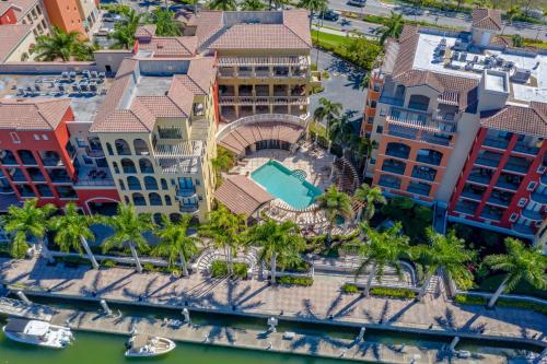 Luxury 3 Bed Condo at Popular Esplanade Overlooking Smokehouse Bay - image 28