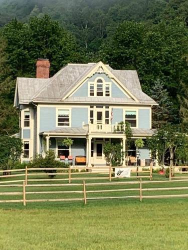 Laurel River Club Bed & Breakfast or LRCBNB in Dryfork, USA