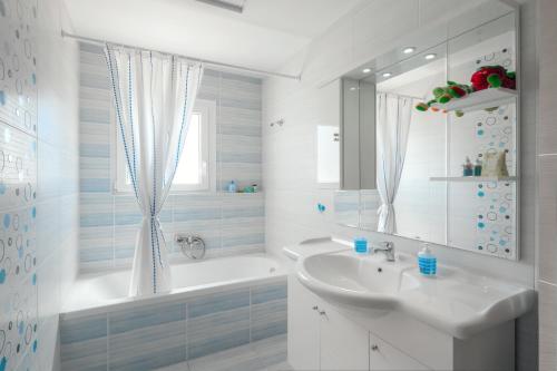 Romantic Evas Cottage - main image
