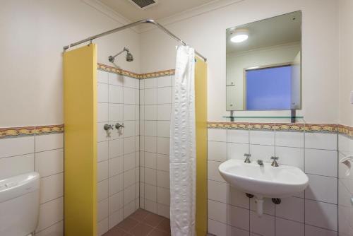 YHA Adelaide Central Room Type - Queen Plus One with Ensuite